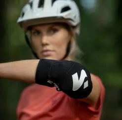 Sweet Protection Elbow Guards Kyynärsuojat 8 Sweet Protection Elbow Guards Kyynärsuojat -MAASTOPYÖRÄT myymälä 835013 Elbow Guards BLACK MODEL 2 Sweetprotection