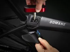 Trek Domane SLR 7 AXS Gen 4 (2023) 56 Trek Domane SLR 7 AXS Gen 4 (2023) -MAASTOPYÖRÄT myymälä DomaneSLR7eTap 23 37356 A Alt7