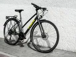 Trek FX 2 Disc Equipped Stagger (2023) 24 Trek FX 2 Disc Equipped Stagger (2023) -MAASTOPYÖRÄT myymälä FX2DiscEQStagger 22 35139 A Portrait